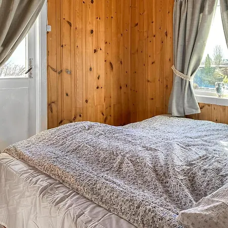 2 Bedroom Cozy In Holiday home
