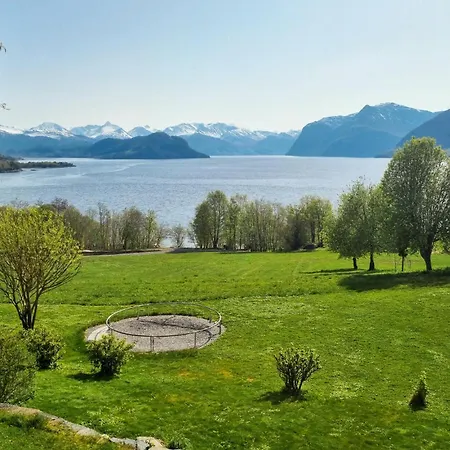 2 Bedroom Cozy In Holiday home Skodje